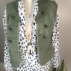 Army green vest, NWOT, Juniors XS